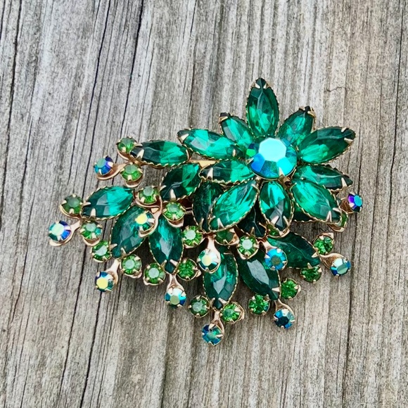 Elegant Green Crystal and AB Stones Brooch - Picture 5 of 10